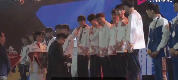 乐竞娱乐-关于Uzi回归赛场，挺进下一轮首场状态亮眼，篮网观众沸腾！的信息