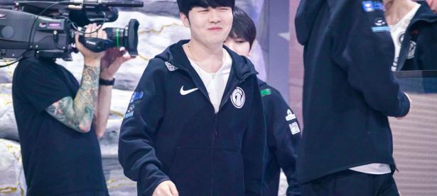 乐竞体育-Rookie回归赛场，高光表现首场状态亮眼，IG观众沸腾！的简单介绍