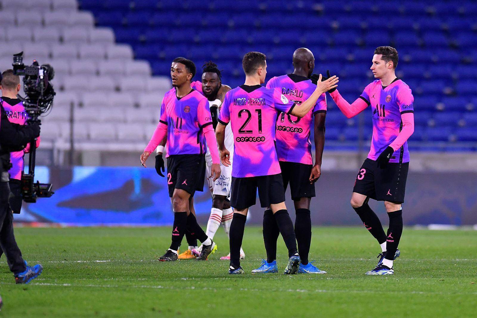 包含里程碑夜！拉齐奥复出首秀，法甲关键时刻刷纪录，话题不断，轮换策略成焦点的词条